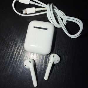 Apple White Wireless Earbuds with Charging Case and Lightning Cable